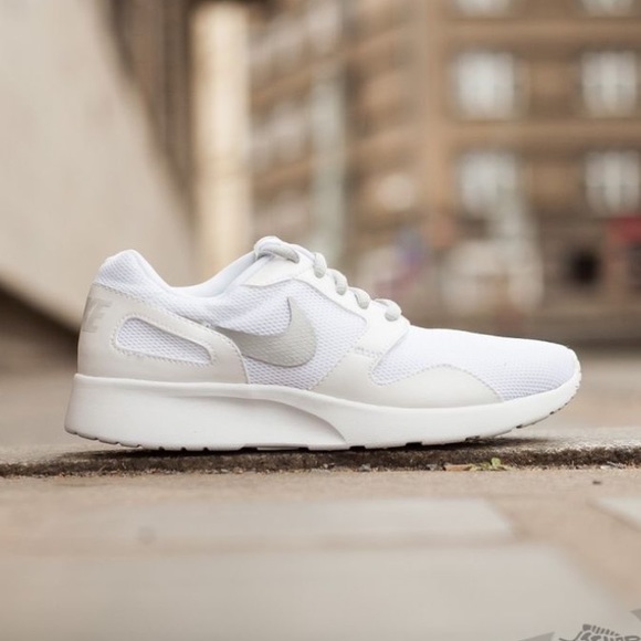 white nike kaishi